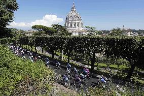 Pope Leo XIV Greets 'Giro D'Italia' Cyclists - Vatican