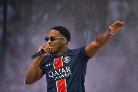 PSG celebrates Champions League trophy at Parc des Princes - FA