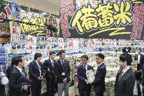 Farm minister visits store selling reserve rice