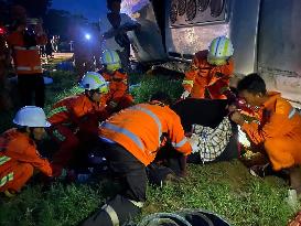 Six People Killed in Bus Accident - Myanmar