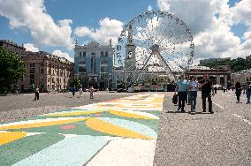 "Flowers of Life" drawing in Kyivs Kontraktova Square