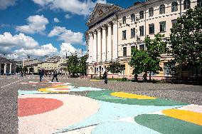 "Flowers of Life" drawing in Kyivs Kontraktova Square