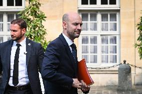 French PM Francois Bayrou welcomes Ukrainian PM Denys Shmyhal in Paris - FA