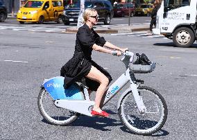 Noami Watts And Billy Crudup Riding Bike - NYC