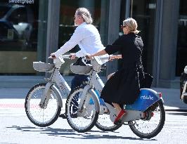 Noami Watts And Billy Crudup Riding Bike - NYC
