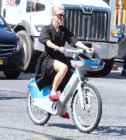 Noami Watts And Billy Crudup Riding Bike - NYC