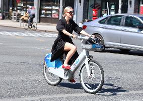 Noami Watts And Billy Crudup Riding Bike - NYC