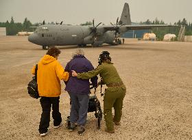 RCAF Assists Evacuees from Manitoba Wildfires - Canada
