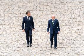 Emmanuel Macron welcomes Lula Da Silva to Les Invalides - Paris AJ