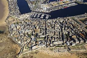 FRANCE (COTE D'ARMOR). SAINT-MALO ON THE EMERALD COAST. AERIAL VIEW (NOT AVAILABLE FOR A NAUTICAL GUIDE)