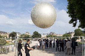 Emmanuel Macron visits the Olympic cauldron at the Tuileries - Paris