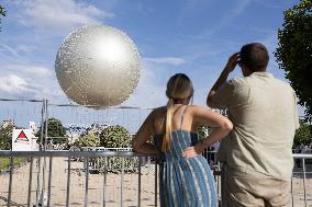 Emmanuel Macron visits the Olympic cauldron at the Tuileries - Paris