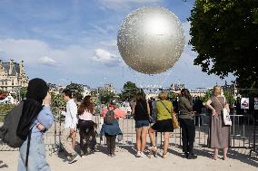 Emmanuel Macron visits the Olympic cauldron at the Tuileries - Paris