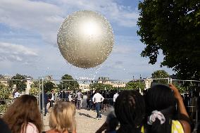 Emmanuel Macron visits the Olympic cauldron at the Tuileries - Paris