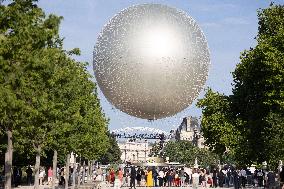 Emmanuel Macron visits the Olympic cauldron at the Tuileries - Paris