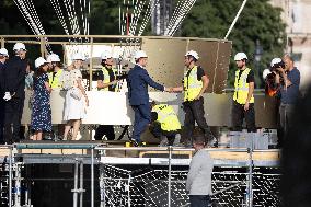 Emmanuel Macron visits the Olympic cauldron at the Tuileries - Paris