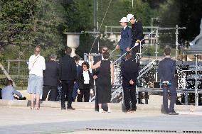 Emmanuel Macron visits the Olympic cauldron at the Tuileries - Paris