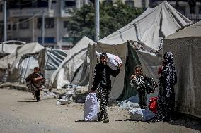 Palestinians Flee Jabalia