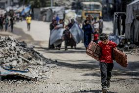 Palestinians Flee Jabalia