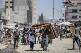 Palestinians Flee Jabalia