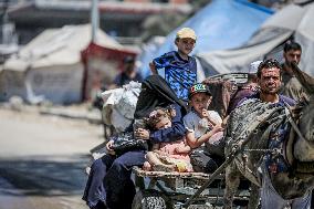 Palestinians Flee Jabalia