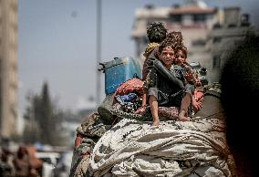 Palestinians Flee Jabalia