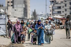 Palestinians Flee Jabalia