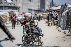 Palestinians Flee Jabalia