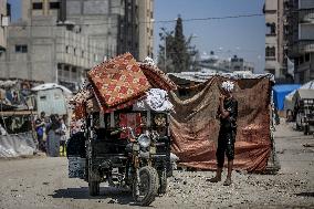 Palestinians Flee Jabalia