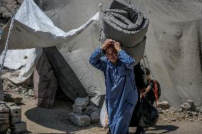 Palestinians Flee Jabalia