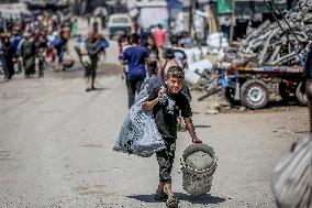 Palestinians Flee Jabalia