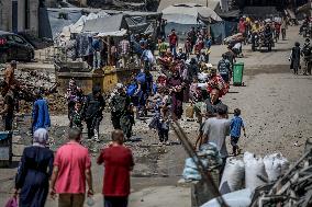 Palestinians Flee Jabalia
