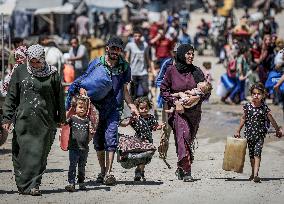 Palestinians Flee Jabalia