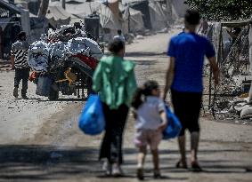 Palestinians Flee Jabalia