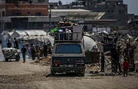 Palestinians Flee Jabalia