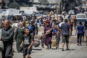 Palestinians Flee Jabalia