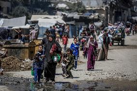 Palestinians Flee Jabalia