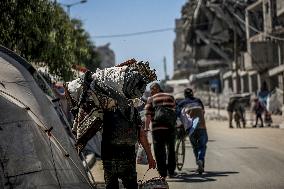 Palestinians Flee Jabalia