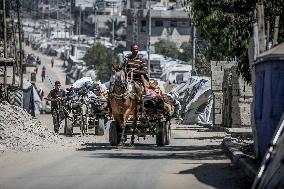 Palestinians Flee Jabalia