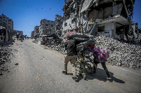 Palestinians Flee Jabalia