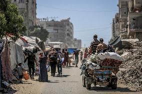 Palestinians Flee Jabalia