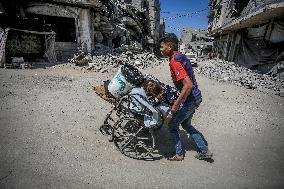 Palestinians Flee Jabalia