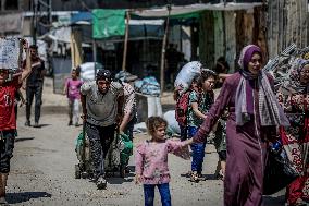 Palestinians Flee Jabalia
