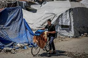 Palestinians Flee Jabalia