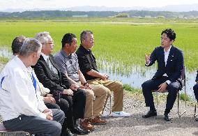 Farm minister Koizumi visits Fukushima Prefecture