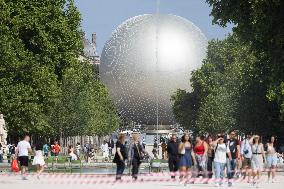 Installation of the Olympic cauldron at the Tuileries - Paris