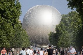 Installation of the Olympic cauldron at the Tuileries - Paris