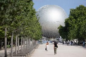 Installation of the Olympic cauldron at the Tuileries - Paris