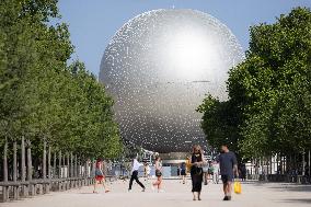 Installation of the Olympic cauldron at the Tuileries - Paris