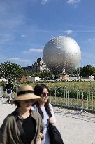 Installation of the Olympic cauldron at the Tuileries - Paris
